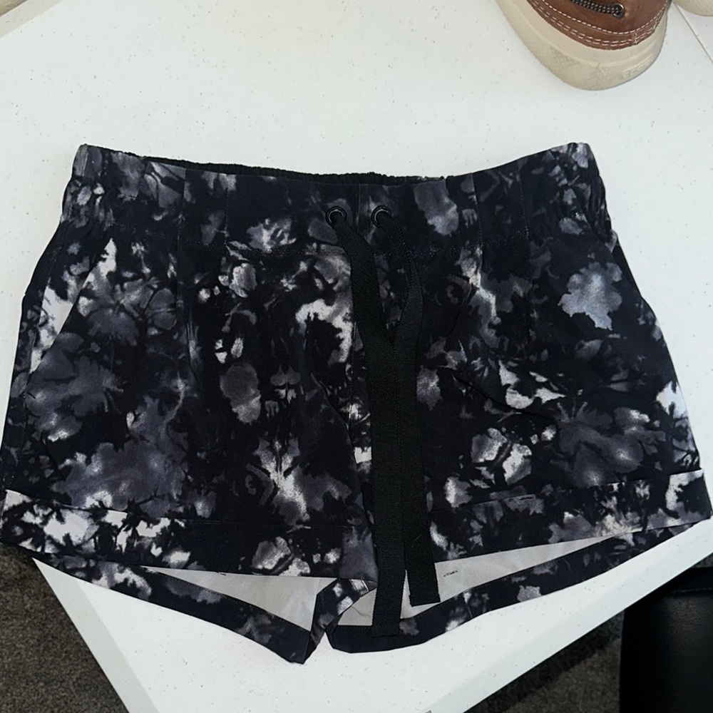 Lululemon Spring Break Away Short Black White Women’s Size 8
